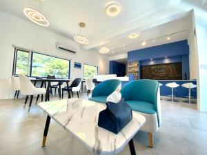 Ruang duduk di Blue and White Style Holiday B&B