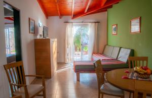 ein Wohnzimmer mit Tisch und Couch in der Unterkunft Candy Apart Hotel in Villa General Belgrano