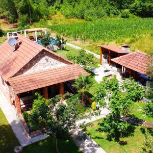 einem Luftblick auf ein Haus mit Garten und Tisch in der Unterkunft Forest Home in Golubovci