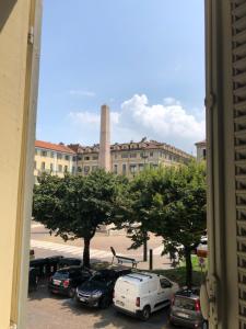 una vista de un aparcamiento con coches estacionados frente a un edificio en Ai Savoia B&B - Guest House en Turín