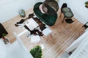 een woonkamer met een tafel en stoelen bij Musa Antwerp in Antwerpen