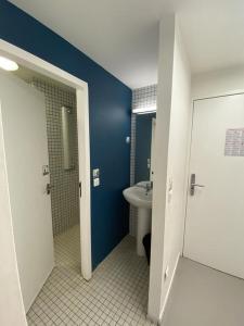 Koupelna v ubytování Auberge de Jeunesse HI Lille