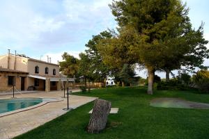 a house with a yard with a pool and a tree at Hotel Rural La Moragona in Vara de Rey