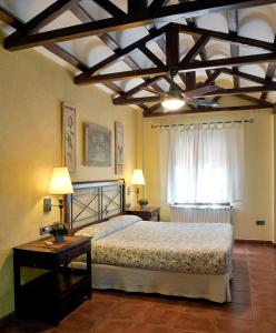 En eller flere senger på et rom på Hotel Rural La Moragona