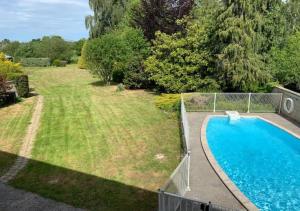 un cortile con piscina e un cortile con cortile di Le Clos Saint-Pierre a Poilley