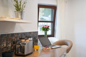 Příslušenství pro přípravu čaje a kávy v ubytování Ferienwohnung Weibhauser