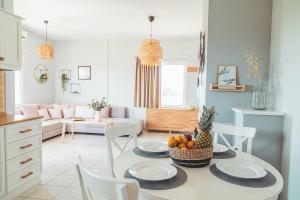 una cucina e un soggiorno con tavolo e sedie di Private, Quiet, Isolated Villa in Chania / HomeAlone a Chorafakia