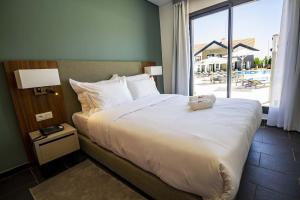 Una cama o camas en una habitación de ZEPHYR Ifrane