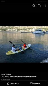 due foto di due persone in un kayak in acqua di Blue eye, Prcanj a Kotor (Cattaro)