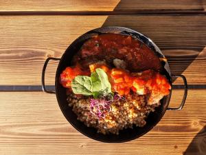 Jedlo v ubytovaní bed & breakfast alebo blízkom okolí
