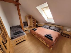 Postel nebo postele na pokoji v ubytování Apartmány Velké Dářko