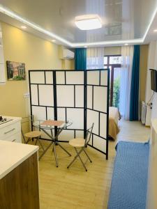 巴统Downtown Batumi apartment的房间里有一张桌子和几把椅子的厨房