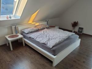 een slaapkamer met een bed, een tafel en een raam bij Ferienwohnung Neugebauer in Bockhorn