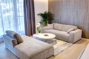 Sala de estar con 2 sofás y mesa en Four Blue Seasons - Luxury Apartments Dubrovnik en Dubrovnik