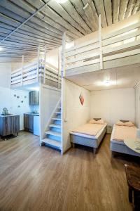 ヴィボルグにあるАпарт-коттедж Jasmine-mini с зоной барбекю рядом лес и гора Выборгのベッド2台と階段が備わる広い客室です。