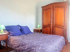 - une chambre avec un lit et une armoire en bois dans l'établissement Holiday Home Ty Marieflo by Interhome, à Ploemeur