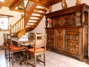 ein Esszimmer mit einem Holztisch und einer Treppe in der Unterkunft Holiday Home Ty Marieflo by Interhome in Ploemeur