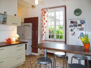 PordicにあるVilla Little Townのテーブルとスツール付きのキッチンが備わります。