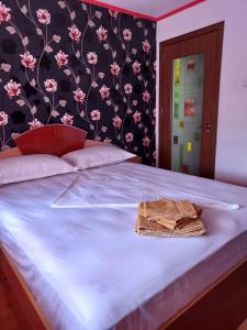 ein Schlafzimmer mit einem Bett und einem Handtuch darauf in der Unterkunft Apartament Akim in Târgu Ocna