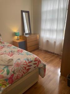 Кровать или кровати в номере Guest House quarto Individual cama box solteiro ! Finsbury Park