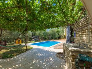 Bazén v ubytovaní Holiday Home Duje & Mare by Interhome alebo v jeho blízkosti