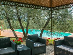 eine Terrasse mit Stühlen und einem Pool in der Unterkunft Holiday Home Il Casolarino by Interhome in San Martino a Maiano