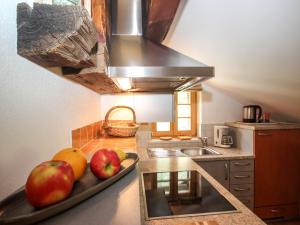 Virtuvė arba virtuvėlė apgyvendinimo įstaigoje Apartment Beim Holzschnitzer-2 by Interhome