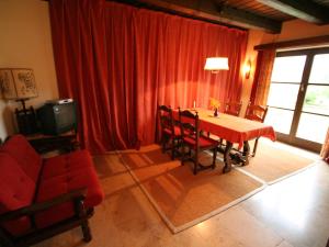 jadalnia ze stołem i czerwonymi zasłonami w obiekcie Apartment Eckel-2 by Interhome w mieście Russbach