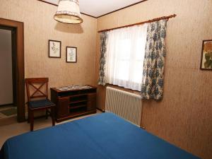 sypialnia z niebieskim łóżkiem i oknem w obiekcie Apartment Eckel-2 by Interhome w mieście Russbach +12 zdjęć