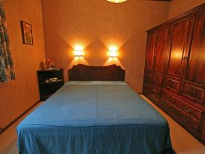sypialnia z łóżkiem z dwoma światłami na ścianie w obiekcie Apartment Eckel-2 by Interhome w mieście Russbach