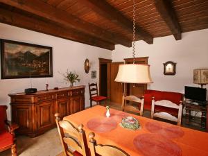 jadalnia z drewnianym stołem i krzesłami w obiekcie Apartment Eckel-2 by Interhome w mieście Russbach