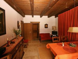 Telewizja i/lub zestaw kina domowego w obiekcie Apartment Eckel-2 by Interhome