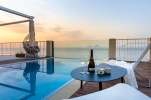 Bazén v ubytovaní Villas d'Orlando - with private pool and sea view alebo v jeho blízkosti