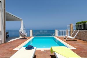 Bazén v ubytovaní Villas d'Orlando - with private pool and sea view alebo v jeho blízkosti