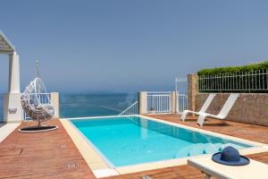 Bazén v ubytovaní Villas d'Orlando - with private pool and sea view alebo v jeho blízkosti