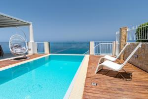 Bazén v ubytovaní Villas d'Orlando - with private pool and sea view alebo v jeho blízkosti