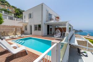 Bazén v ubytovaní Villas d'Orlando - with private pool and sea view alebo v jeho blízkosti