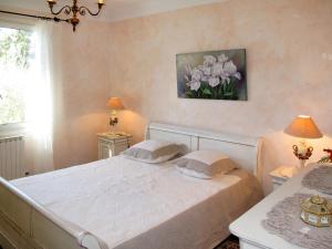 CarcèsにあるHoliday Home Le Clos des Oliviers - CAE140 by Interhomeのベッドルーム(白い大型ベッド、ランプ2つ付)