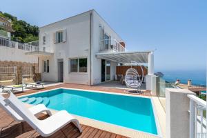 Bazén v ubytovaní Villas d'Orlando - with private pool and sea view alebo v jeho blízkosti