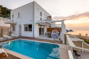 Bazén v ubytovaní Villas d'Orlando - with private pool and sea view alebo v jeho blízkosti