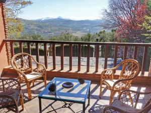 balcón con sillas, mesa y vistas en Villa El Balcon by Interhome en Baena