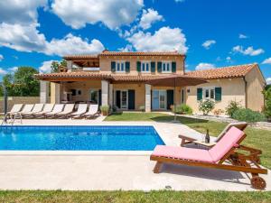 Bazén v ubytovaní Holiday Home Baretuni by Interhome alebo v jeho blízkosti