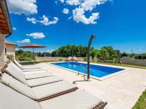 Bazén v ubytovaní Holiday Home Baretuni by Interhome alebo v jeho blízkosti
