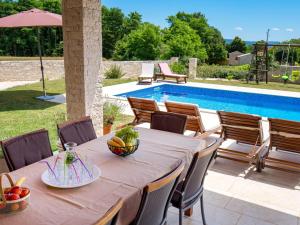 Bazén v ubytovaní Holiday Home Baretuni by Interhome alebo v jeho blízkosti