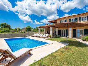 Bazén v ubytovaní Holiday Home Baretuni by Interhome alebo v jeho blízkosti