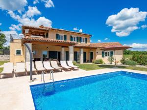 Bazén v ubytovaní Holiday Home Baretuni by Interhome alebo v jeho blízkosti