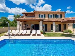 Bazén v ubytovaní Holiday Home Baretuni by Interhome alebo v jeho blízkosti