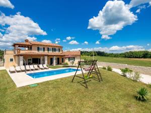 Bazén v ubytovaní Holiday Home Baretuni by Interhome alebo v jeho blízkosti