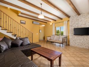 Televízia a/alebo spoločenská miestnosť v ubytovaní Holiday Home Baretuni by Interhome