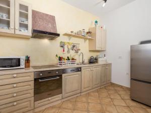 Kuchyňa alebo kuchynka v ubytovaní Holiday Home Baretuni by Interhome